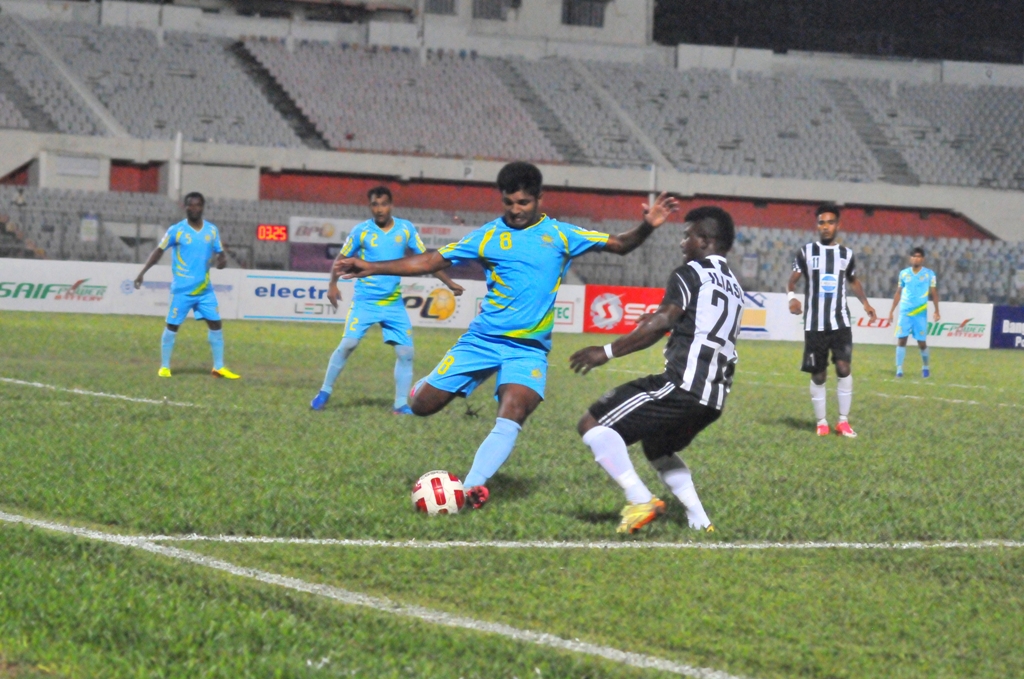 Abahani stands atop Mohammedans with last minute goal